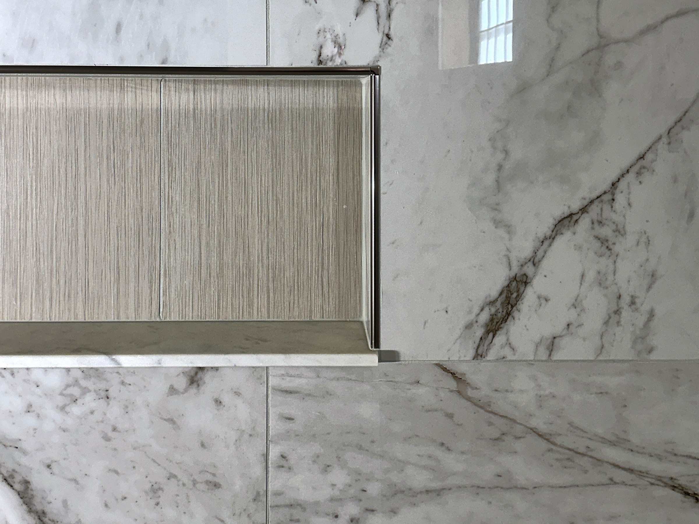 Marble shower wall with a built-in niche